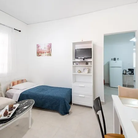 Athenais Apartment *