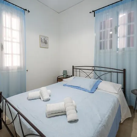 Athenais Apartment *